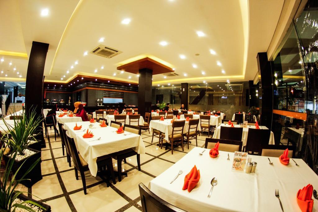 Alpha Hotel Pekanbaru Exterior foto